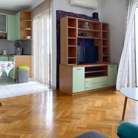 Lo - 5 Apartment Split